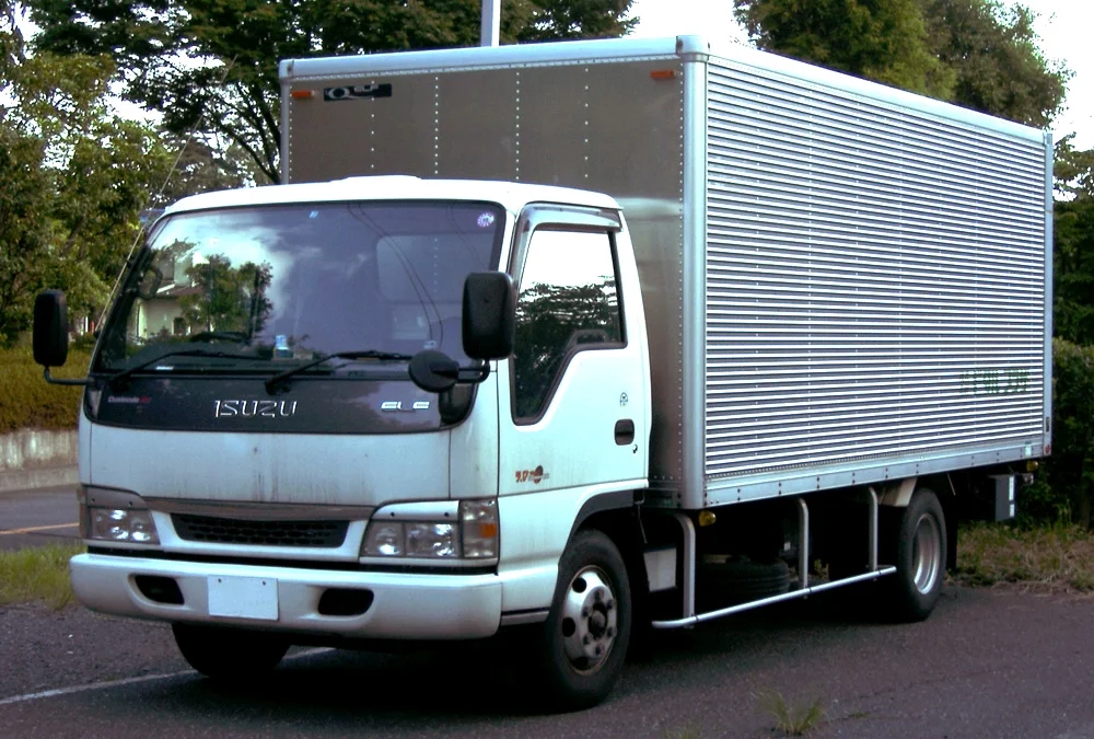 Грузовик Фургон Isuzu Elf NPR 2020 — обложка
